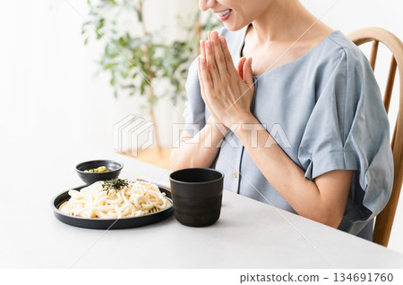 女人吃烏龍麵的生活照 134691760