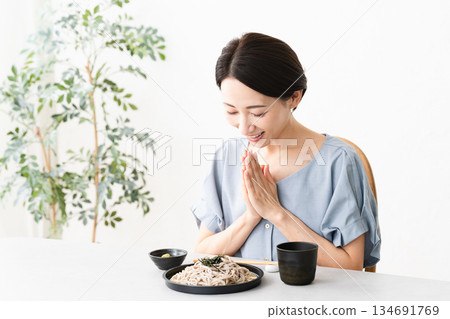 女人吃蕎麥麵(Zaru Soba)的生活方式圖片 女人吃蕎麥麵(Zaru Soba)的生活方式圖片 134691769