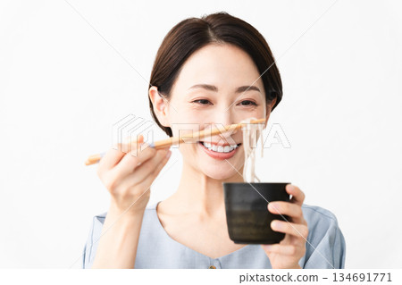 女人吃蕎麥麵(Zaru Soba)的生活方式圖片 女人吃蕎麥麵(Zaru Soba)的生活方式圖片 134691771