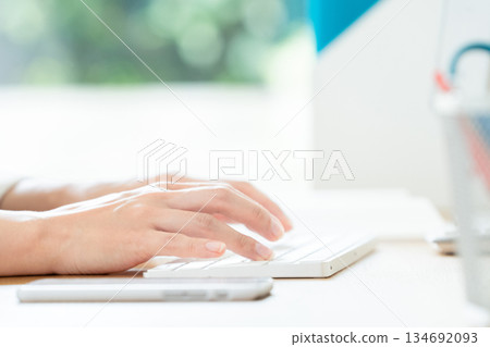 操作一台個人計算機的女商人的手 操作一台個人計算機的女商人的手 134692093