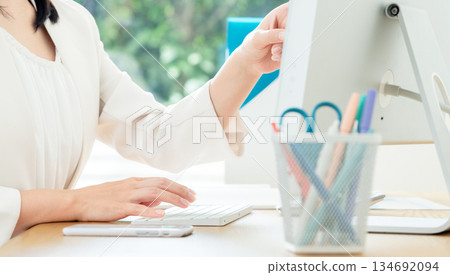 操作一台個人計算機的女商人的手 操作一台個人計算機的女商人的手 134692094