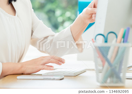 操作一台個人計算機的女商人的手 操作一台個人計算機的女商人的手 134692095