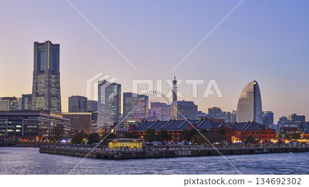 橫濱市港未來區黃昏時分 橫濱市港未來區黃昏時分 134692302