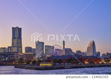 橫濱市港未來區黃昏時分 134692303