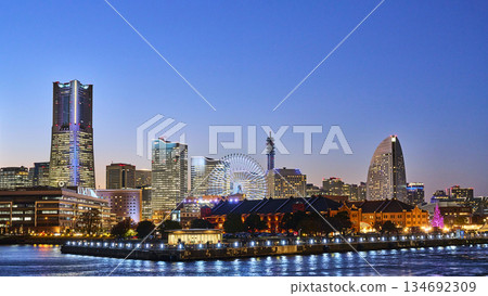 橫濱市燈火輝煌的港未來地區 134692309
