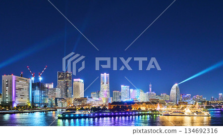 橫濱市燈火輝煌的港未來地區 134692316