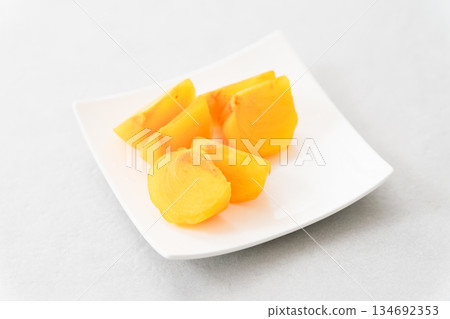 柿子切塊後擺放在盤子裡——食物圖片 134692353