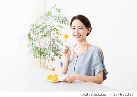 女人吃柿子 食物圖片 女人吃柿子 食物圖片 134692355