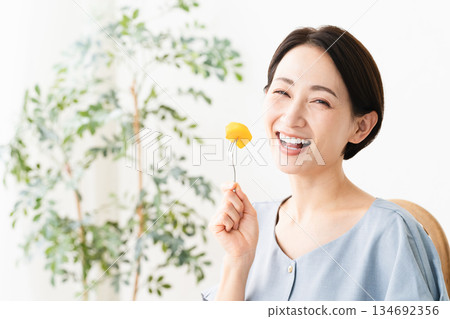 女人吃柿子 食物圖片 女人吃柿子 食物圖片 134692356