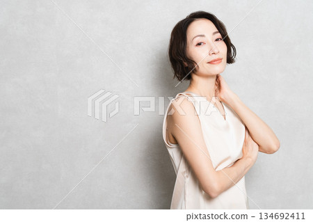 擺姿勢的短髮女性美照 擺姿勢的短髮女性美照 134692411