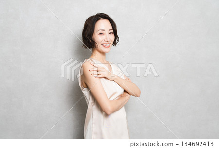 擺姿勢的短髮女性美照 134692413