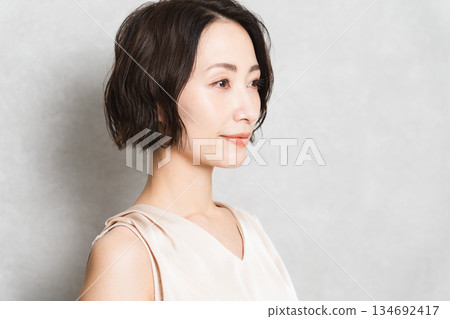 擺姿勢的短髮女性美照 擺姿勢的短髮女性美照 134692417