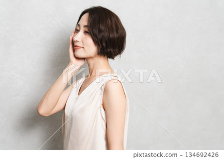 Posing short-haired woman beauty image Posing short-haired woman beauty image 134692426