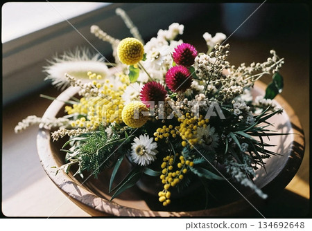 木製容器中插著乾含羞草和棉花。 134692648