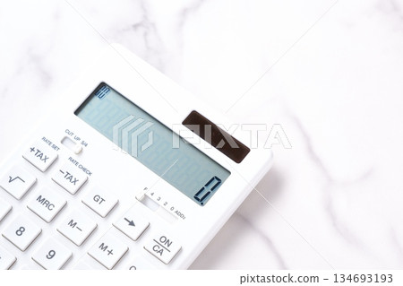 計算機 — 桌上的白色計算機 計算機 — 桌上的白色計算機 134693193