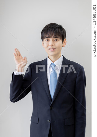 年輕的商人用手掌介紹自己。 134693301