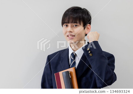 一名男學生揮拳的肖像 一名男學生揮拳的肖像 134693324