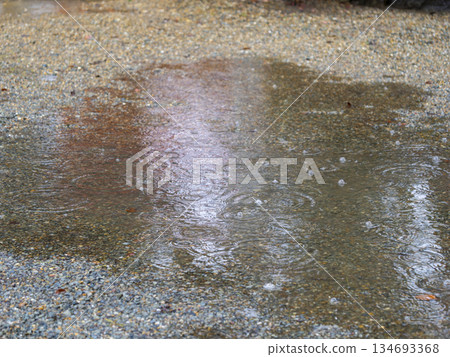 雨水落在水坑裡，泛起漣漪 134693368