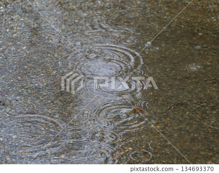 雨水落在水坑裡，泛起漣漪 134693370