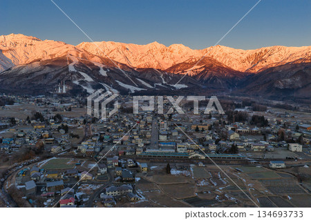 清晨，白馬三山和長野縣白馬村的城鎮風光在陽光下閃閃發光（無人機空拍） 134693733