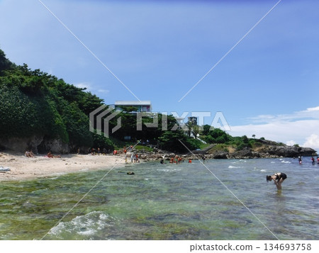 Shallow waters on a clear day 134693758