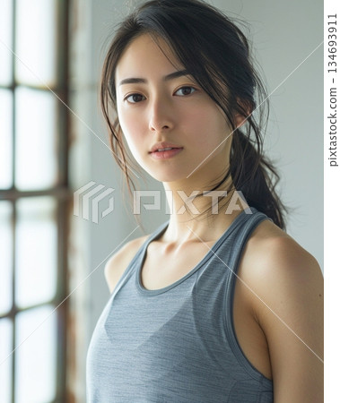 A young Japanese woman who looks like she's at the gym A young Japanese woman who looks like she's at the gym 134693911