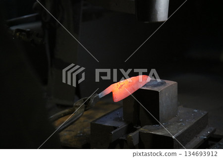 將加熱的材料錘打成形狀的工匠 將加熱的材料錘打成形狀的工匠 134693912