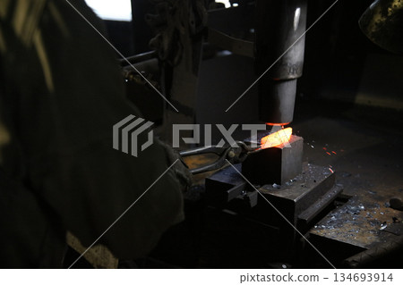 將加熱的材料錘打成形狀的工匠 134693914