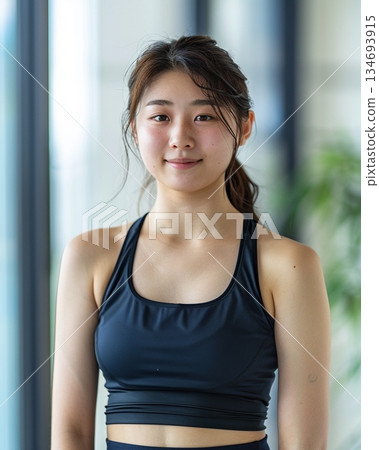 健身房裡的年輕女子 134693915