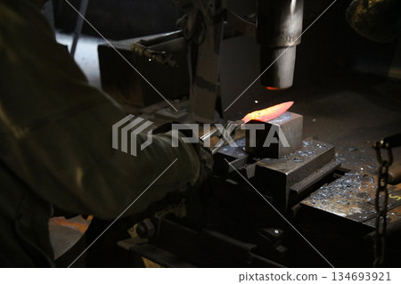 將加熱的材料錘打成形狀的工匠 將加熱的材料錘打成形狀的工匠 134693921
