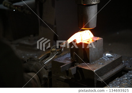 將加熱的材料錘打成形狀的工匠 將加熱的材料錘打成形狀的工匠 134693925