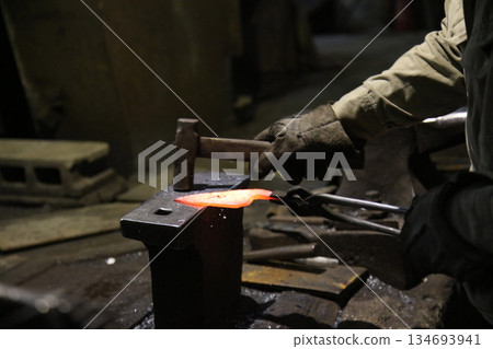 將加熱的材料錘打成形狀的工匠 將加熱的材料錘打成形狀的工匠 134693941