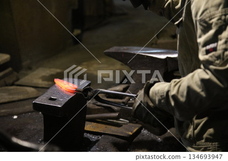 將加熱的材料錘打成形狀的工匠 134693947