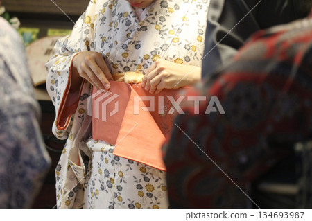 一個穿和服的女人 一個穿和服的女人 134693987