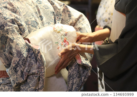 一個穿和服的女人 134693999