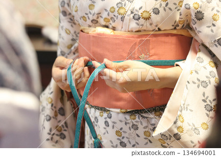 一個穿和服的女人 一個穿和服的女人 134694001