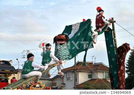 Banshu Himeji Autumn Festival, Eiga Shrine Lion Dance, Ladder Lion Banshu Himeji Autumn Festival, Eiga Shrine Lion Dance, Ladder Lion 134694069