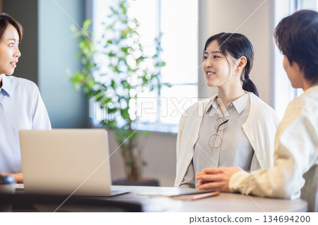 商務人士正在開會 134694200