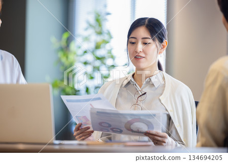 商務人士正在開會 134694205