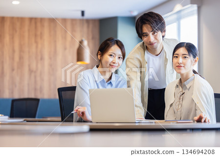 在辦公室工作的商務人士 134694208