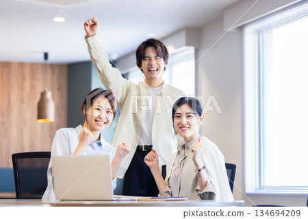 商務人士握拳頭 134694209