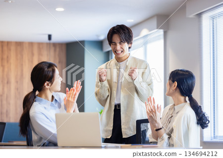 辦公室裡，一個男人揮舞著拳頭 134694212