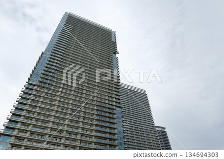 塔樓公寓陰天 134694303