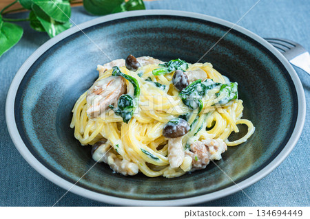 Spinach and mushroom cream pasta 134694449