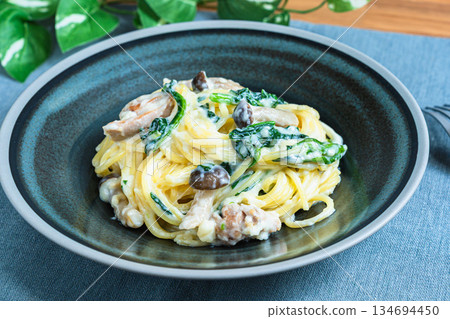 Spinach and mushroom cream pasta Spinach and mushroom cream pasta 134694450