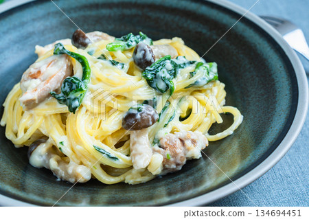 Spinach and mushroom cream pasta 134694451
