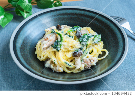 Spinach and mushroom cream pasta Spinach and mushroom cream pasta 134694452