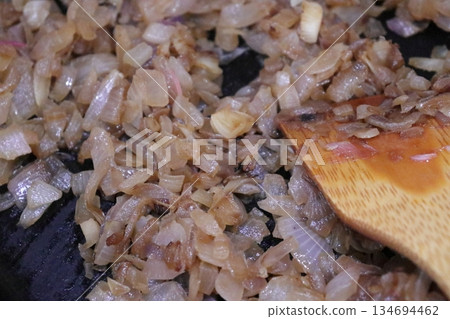 煎鍋裡煎洋蔥的照片 134694462