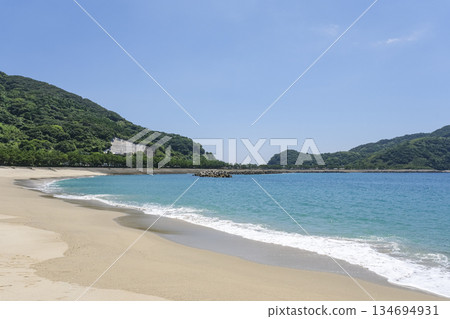 下小敷島上的手打海灘，一片淺淺的白沙灘 134694931