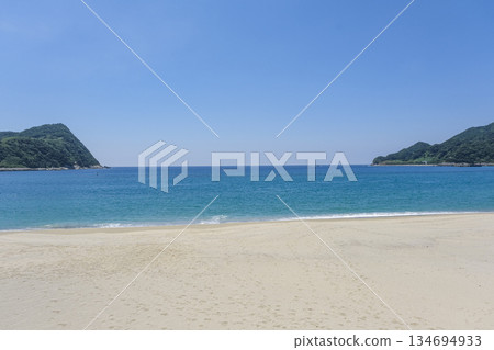 下小敷島上的手打海灘,一片淺淺的白沙灘 下小敷島上的手打海灘,一片淺淺的白沙灘 134694933